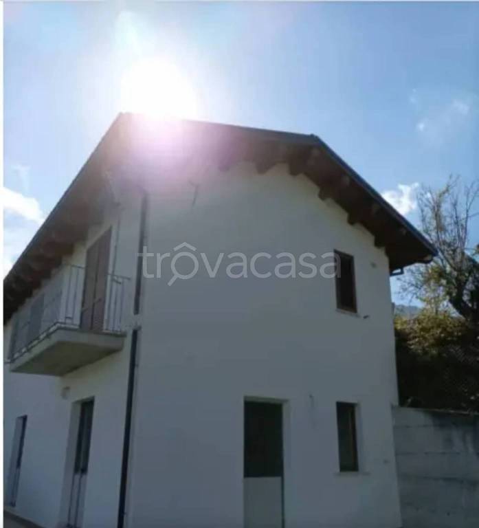 casa indipendente in vendita ad Isola del Gran Sasso d'Italia