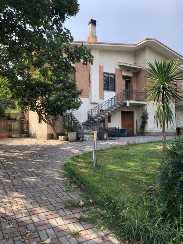 casa indipendente in vendita ad Isola del Gran Sasso d'Italia in zona Pretara