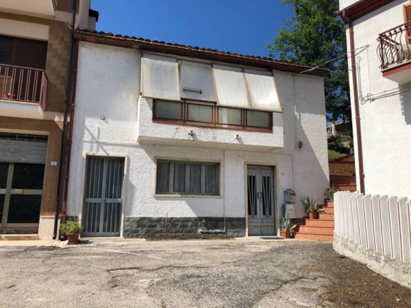 casa indipendente in vendita ad Isola del Gran Sasso d'Italia