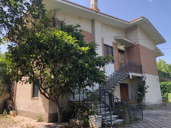 casa indipendente in vendita ad Isola del Gran Sasso d'Italia