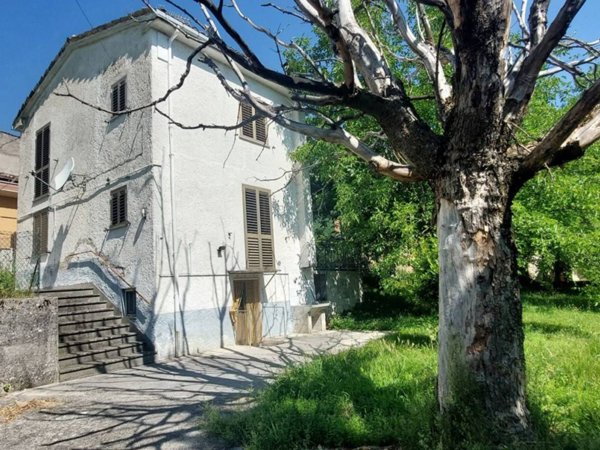casa indipendente ad Isola del Gran Sasso d'Italia in zona Fano a Corno