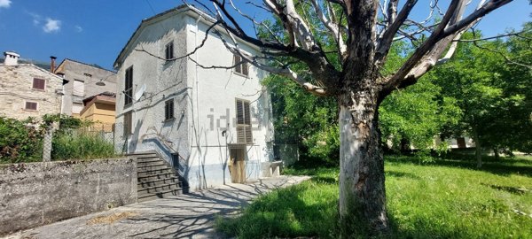 casa indipendente ad Isola del Gran Sasso d'Italia in zona Fano a Corno