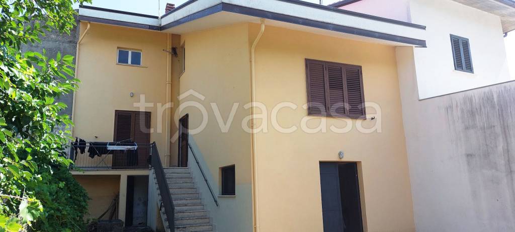 casa indipendente in vendita ad Isola del Gran Sasso d'Italia