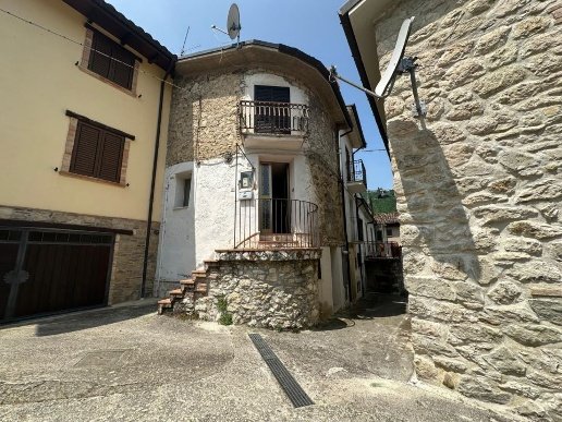 casa indipendente in vendita ad Isola del Gran Sasso d'Italia in zona Pretara