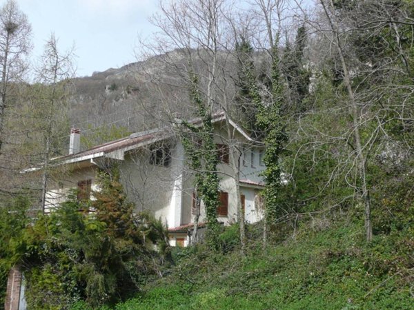 casa indipendente ad Isola del Gran Sasso d'Italia in zona Forca di Valle