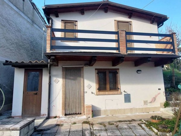 casa indipendente ad Isola del Gran Sasso d'Italia in zona Forca di Valle