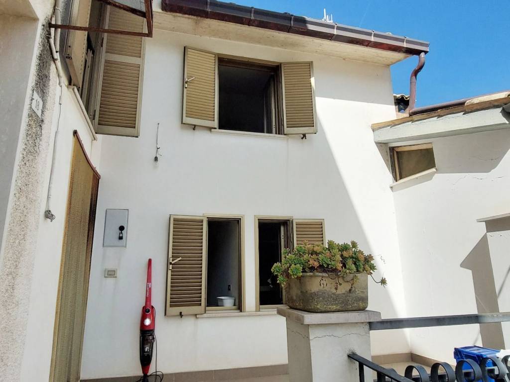 casa indipendente in vendita ad Isola del Gran Sasso d'Italia in zona Capsano