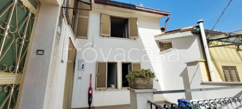 casa indipendente in vendita ad Isola del Gran Sasso d'Italia in zona Capsano