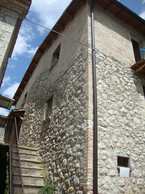casale in vendita ad Isola del Gran Sasso d'Italia in zona Cesa di Francia