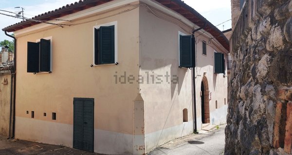 casa indipendente in vendita ad Isola del Gran Sasso d'Italia in zona Trignano