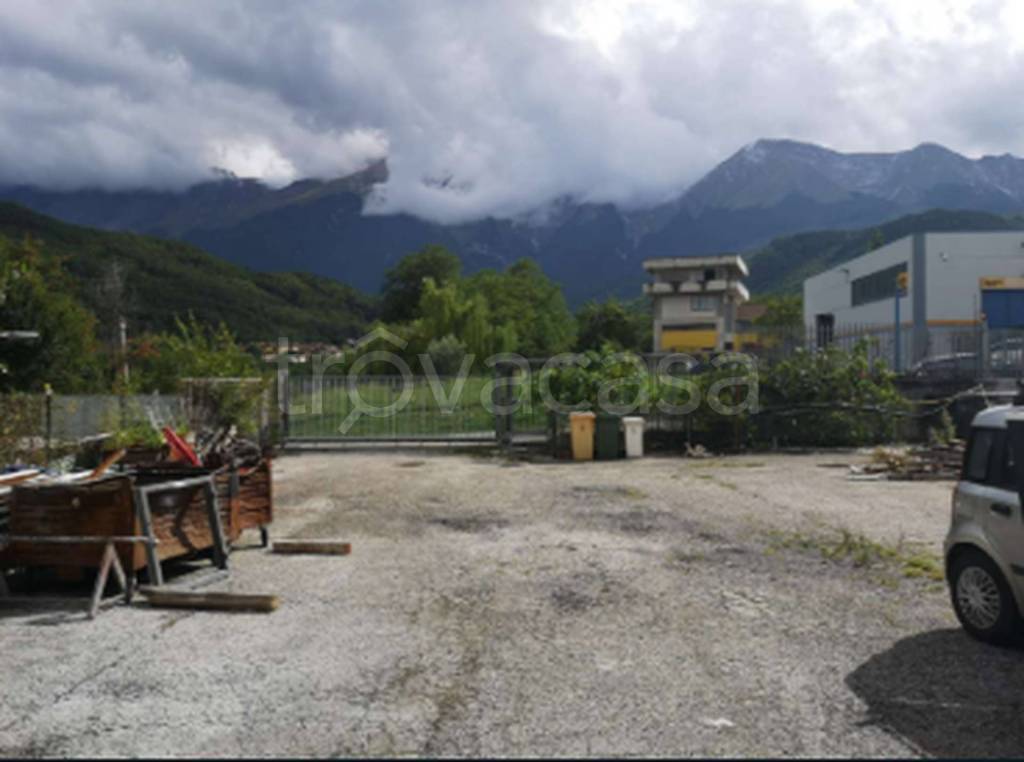 locale commerciale in vendita ad Isola del Gran Sasso d'Italia
