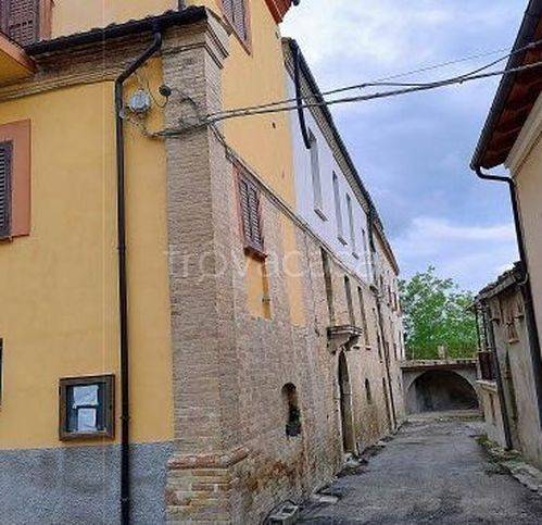 casa indipendente in vendita ad Isola del Gran Sasso d'Italia in zona Trignano