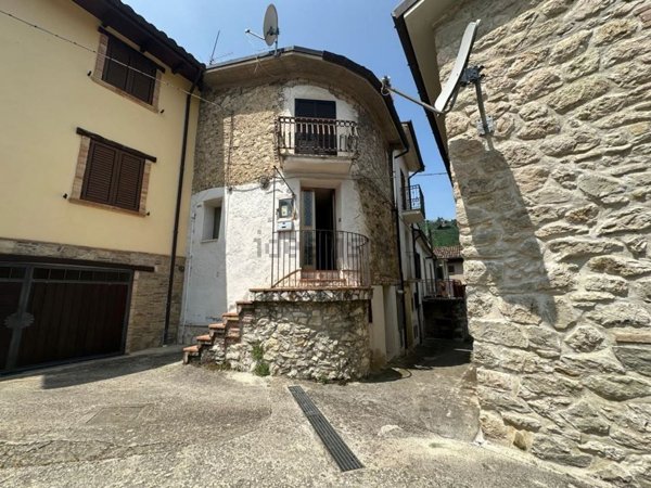 appartamento in vendita ad Isola del Gran Sasso d'Italia in zona Pretara