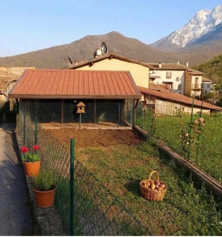 casa indipendente in vendita ad Isola del Gran Sasso d'Italia in zona Ceriseto