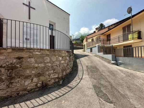 casa semindipendente in vendita ad Isola del Gran Sasso d'Italia in zona Pretara