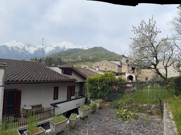 intera palazzina ad Isola del Gran Sasso d'Italia in zona Cesa di Francia