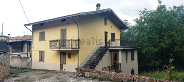 casa indipendente ad Isola del Gran Sasso d'Italia in zona Forca di Valle