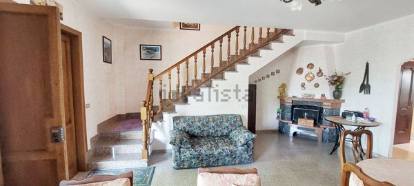 casa indipendente in vendita ad Isola del Gran Sasso d'Italia in zona Ceriseto