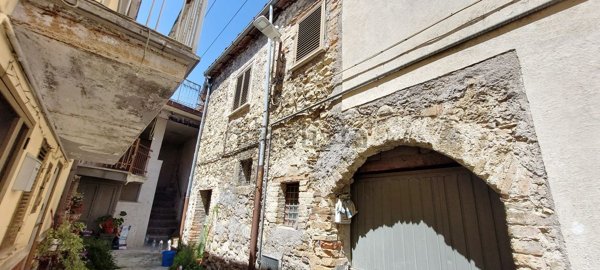 casa semindipendente ad Isola del Gran Sasso d'Italia in zona Cesa di Francia