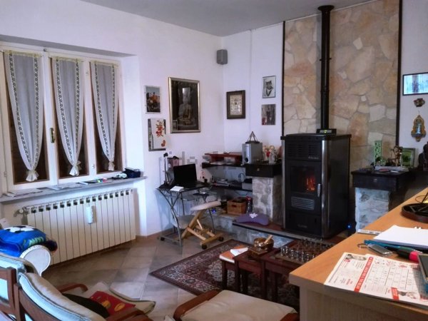 casa indipendente ad Isola del Gran Sasso d'Italia in zona Forca di Valle