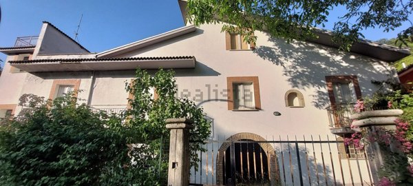 casa indipendente ad Isola del Gran Sasso d'Italia in zona Forca di Valle