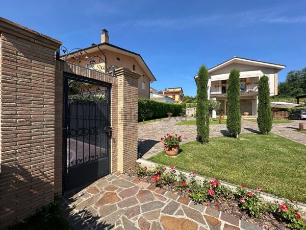 casa indipendente ad Isola del Gran Sasso d'Italia in zona Cesa di Francia