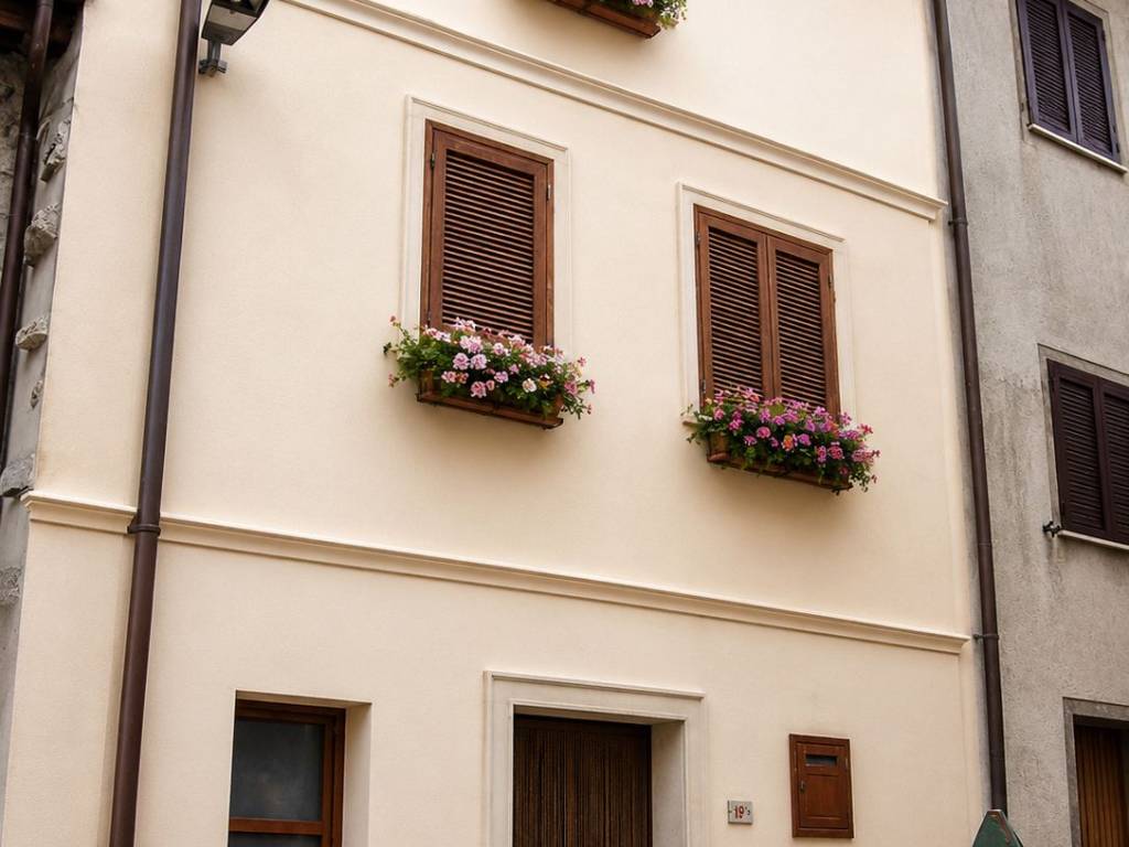 casa indipendente in vendita ad Isola del Gran Sasso d'Italia in zona San Pietro