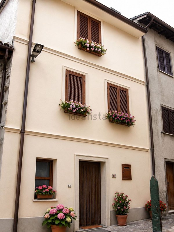 casa indipendente in vendita ad Isola del Gran Sasso d'Italia in zona San Pietro