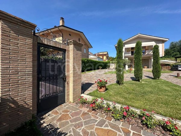 casa indipendente ad Isola del Gran Sasso d'Italia in zona Cesa di Francia