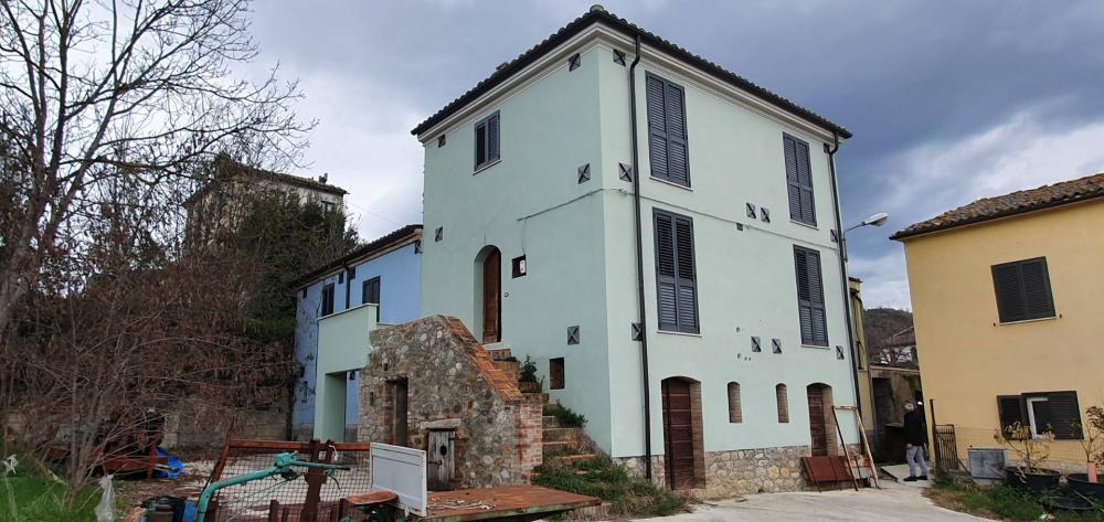 casa indipendente in vendita a Montorio al Vomano in zona Collevecchio
