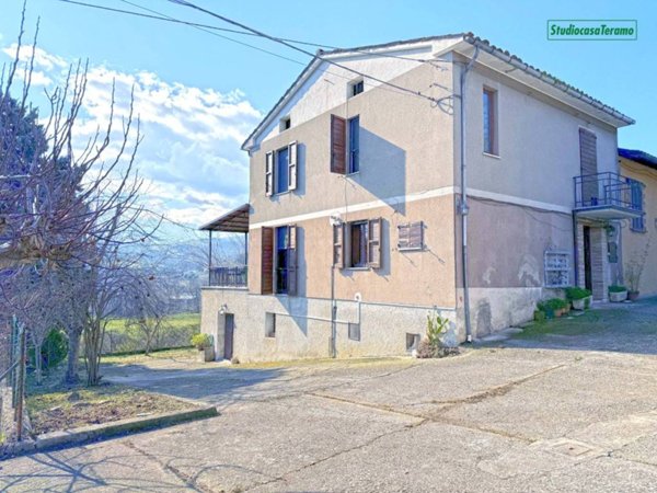 appartamento in vendita a Montorio al Vomano in zona Collevecchio