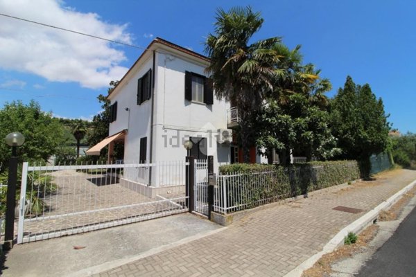 casa indipendente in vendita a Montorio al Vomano