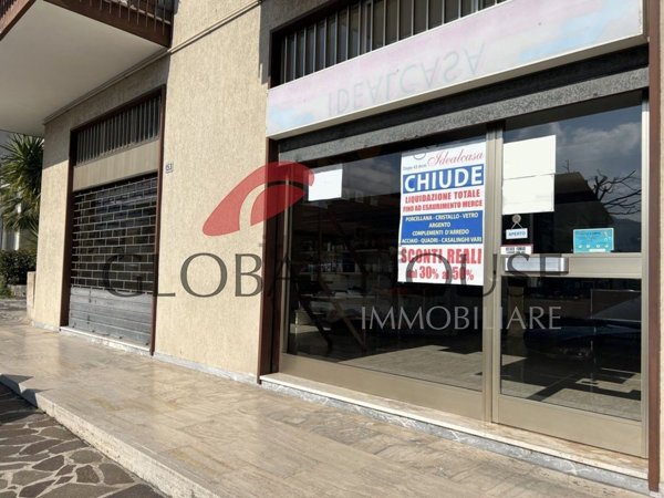 locale commerciale in vendita a Montorio al Vomano