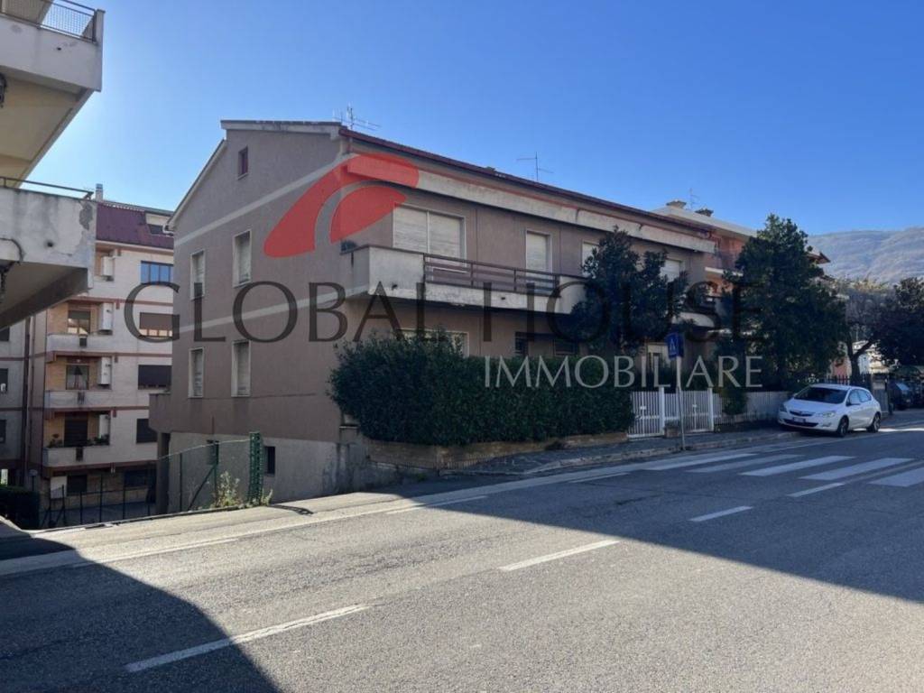 casa indipendente in vendita a Montorio al Vomano