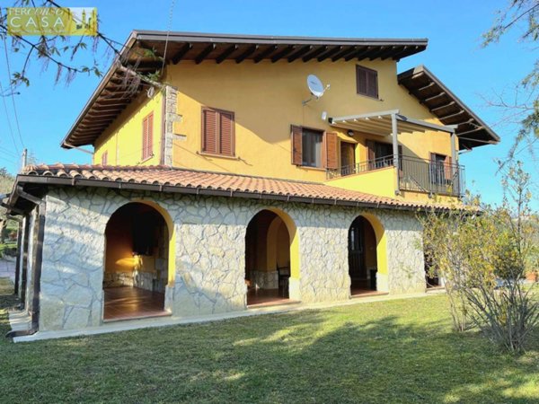 casa indipendente in vendita a Montorio al Vomano