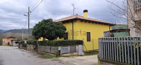 casa indipendente in vendita a Montorio al Vomano