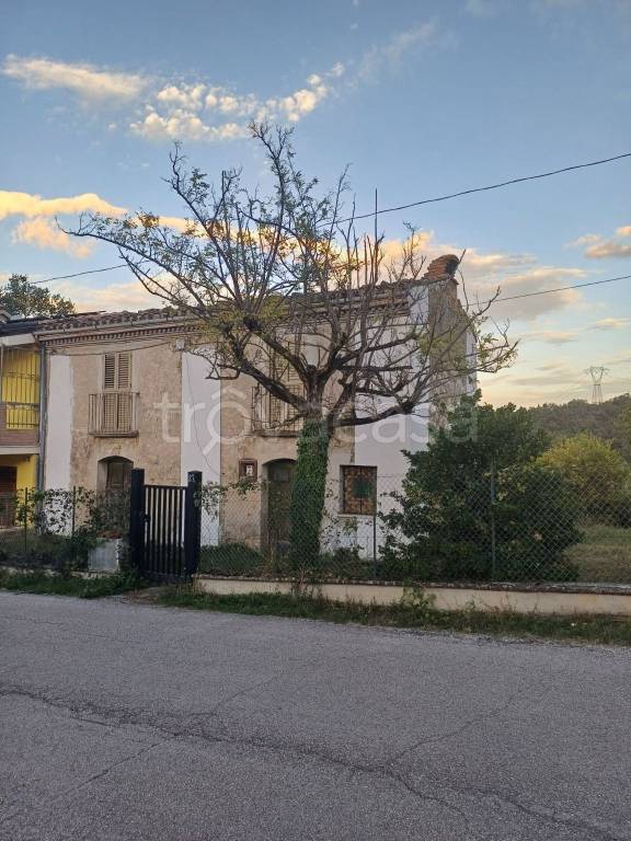 casa indipendente in vendita a Montorio al Vomano