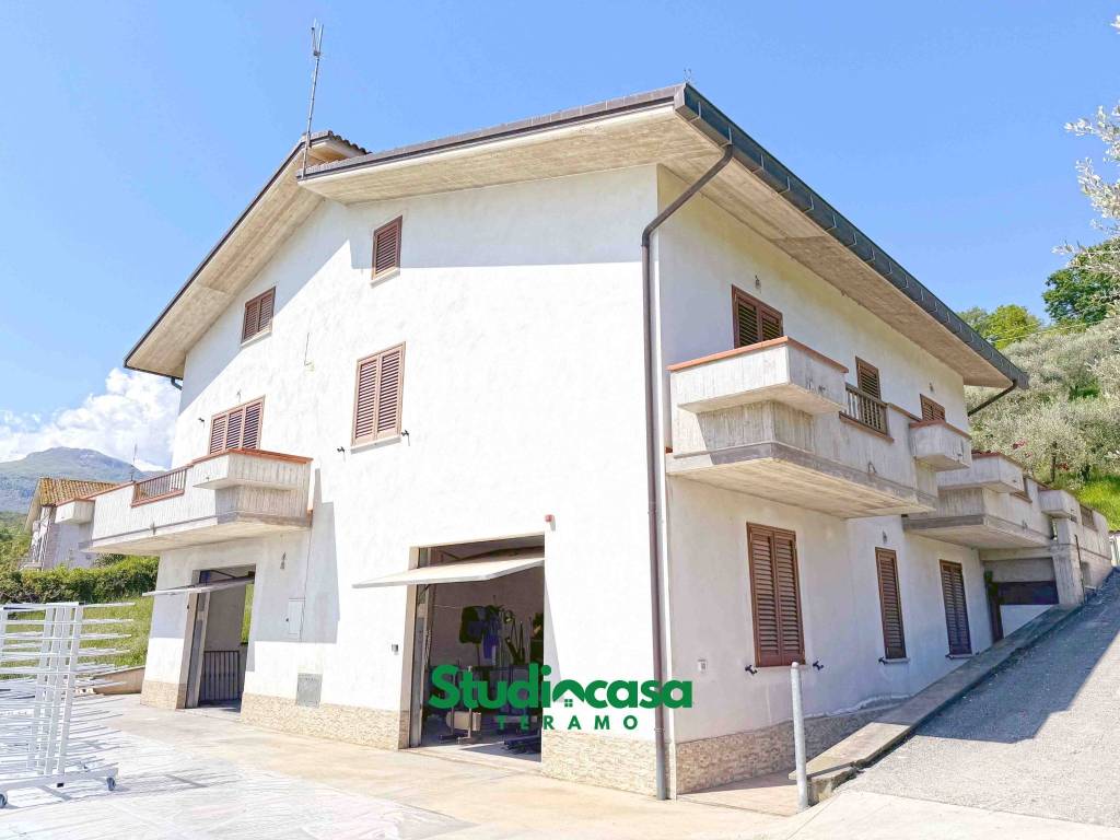 casa indipendente in vendita a Montorio al Vomano