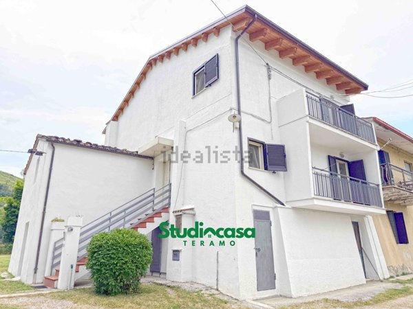 casa indipendente in vendita a Montorio al Vomano