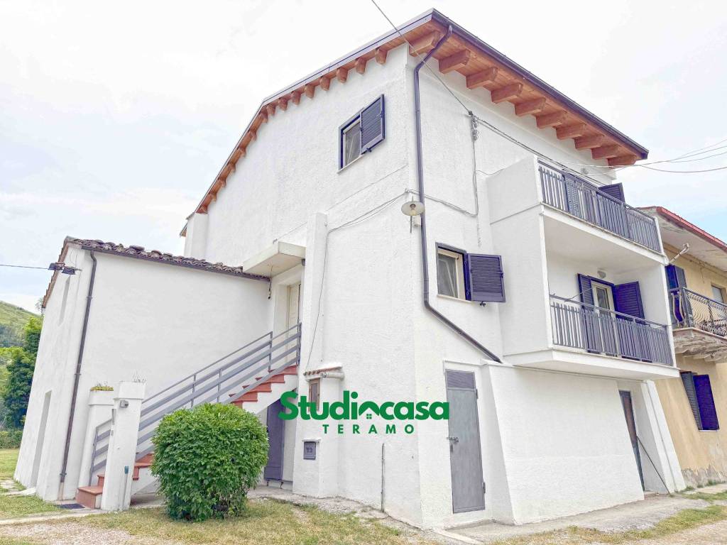 casa indipendente in vendita a Montorio al Vomano