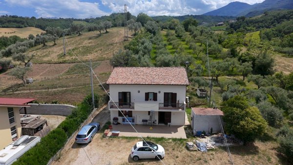 casa indipendente in vendita a Montorio al Vomano