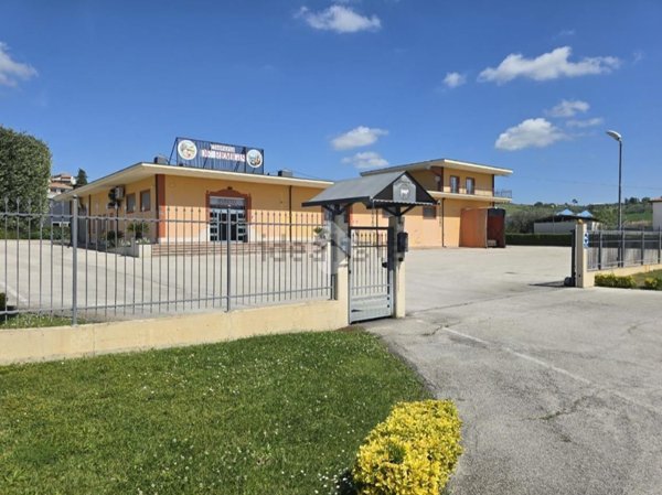 locale di sgombero in vendita a Montorio al Vomano