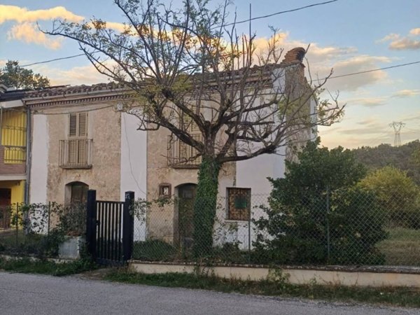 casa indipendente in vendita a Montorio al Vomano