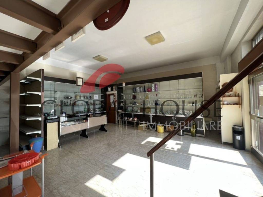 locale commerciale in vendita a Montorio al Vomano