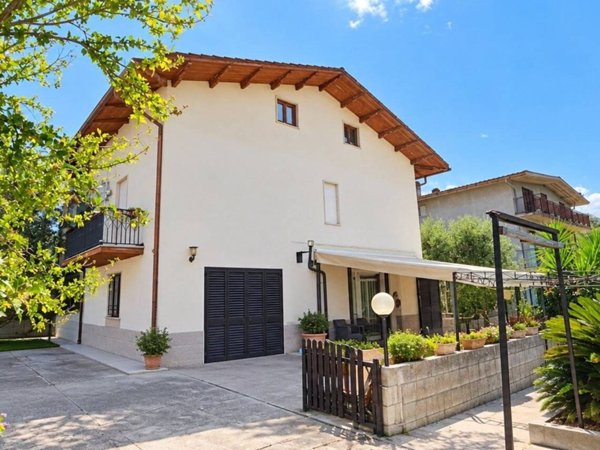 casa indipendente in vendita a Montorio al Vomano