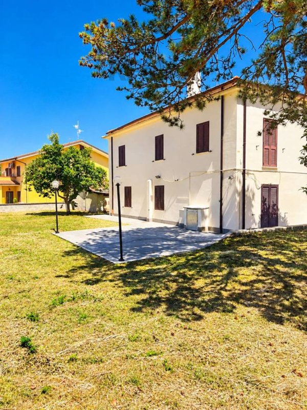 casa indipendente in vendita a Montorio al Vomano in zona Leognano