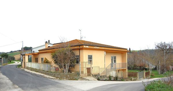 casa indipendente in vendita a Morro d'Oro in zona Pagliare