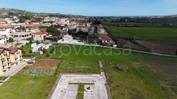 terreno edificabile in vendita a Morro d'Oro