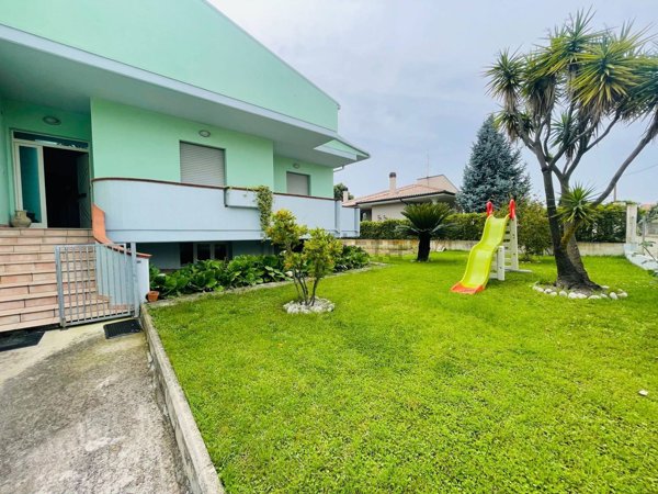 casa indipendente in vendita a Morro d'Oro in zona Pagliare