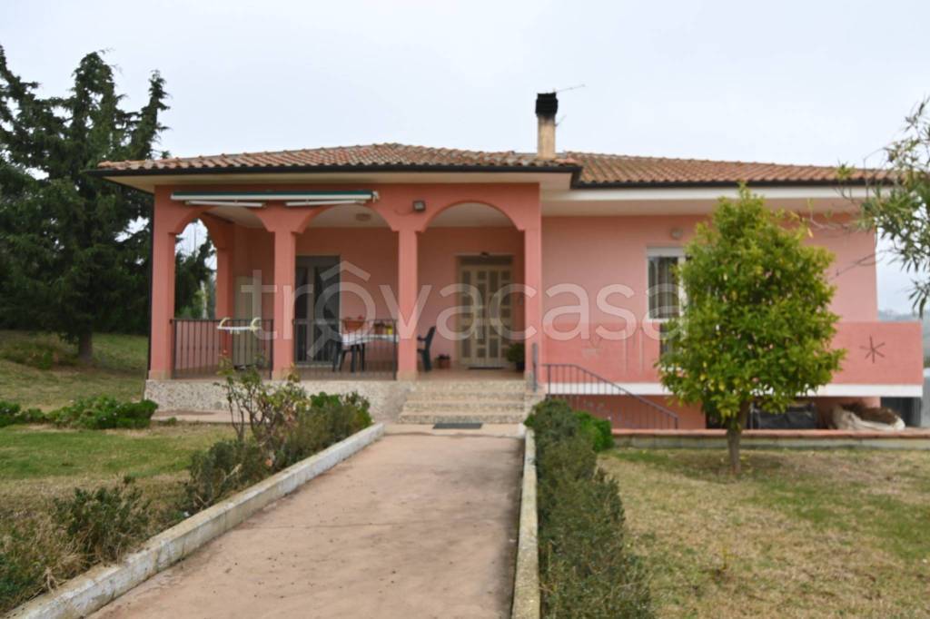 casa indipendente in vendita a Morro d'Oro in zona Case di Bonaventura